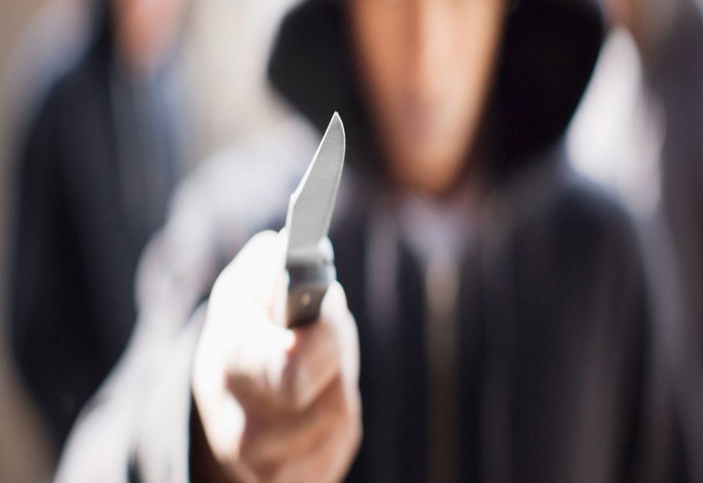 Tâlhărie pe o stradă din Roman! Un adolescent a fost amenințat cu un cuțit