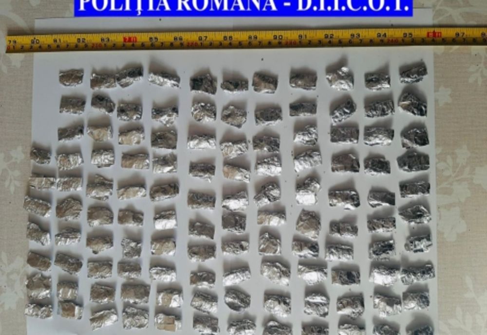 Cinci rețineri după descinderi și percheziții la traficanții de droguri