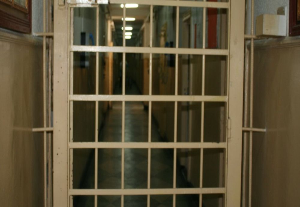 O femeie de 48 de ani, condamnată pentru infracțiunea de distrugere, dusă la penitenciar