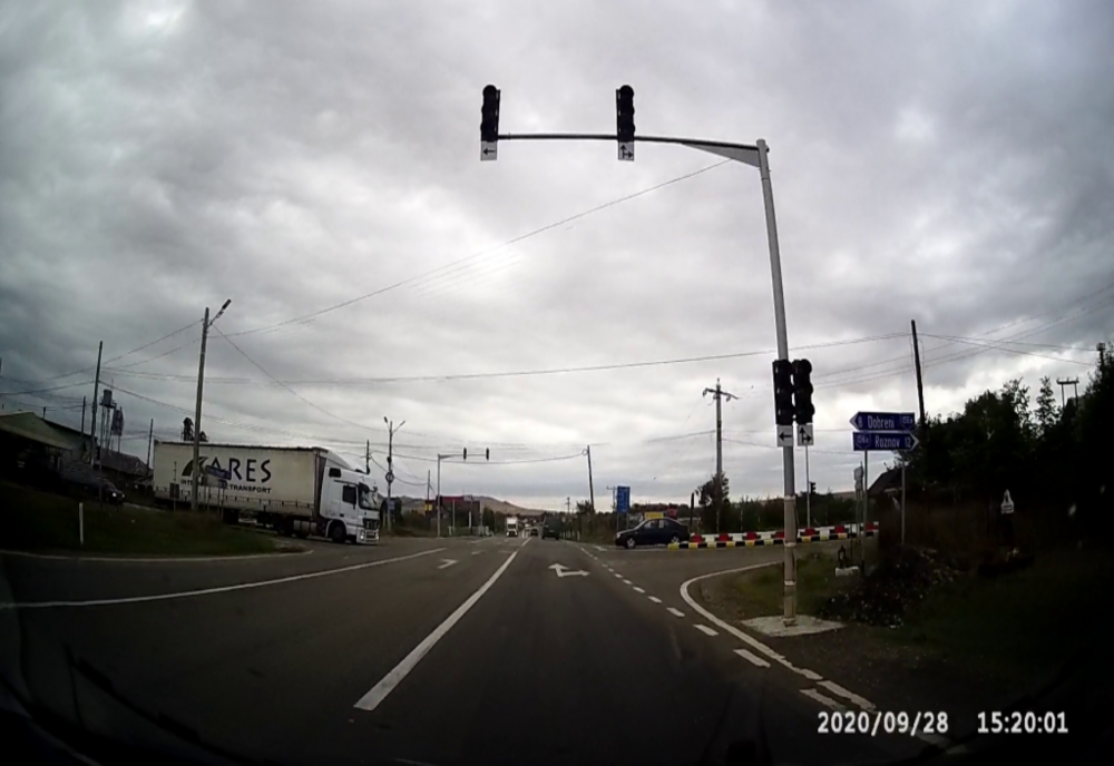 Semafoare alimentate de la bar, oprite de patron. Siguranță rutieră la cârciumă în „Intersecția morții”