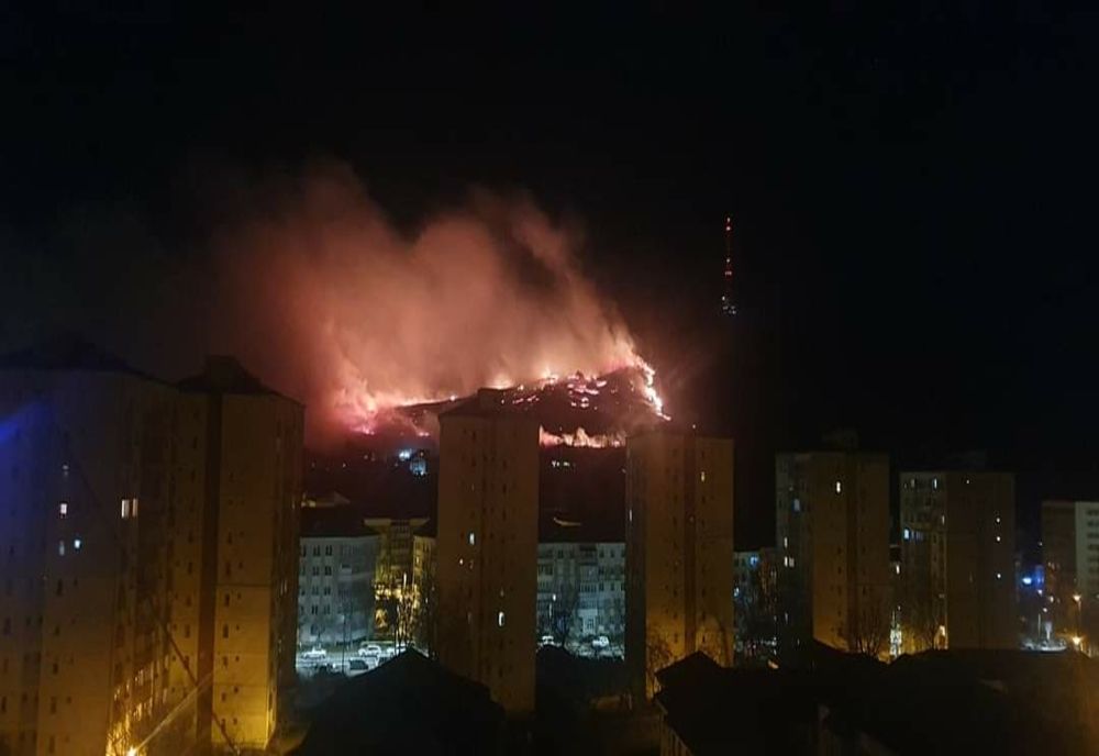 Incendiu URIAȘ în municipiul Piatra Neamț! O mănăstire, în calea flăcărilor! VIDEO