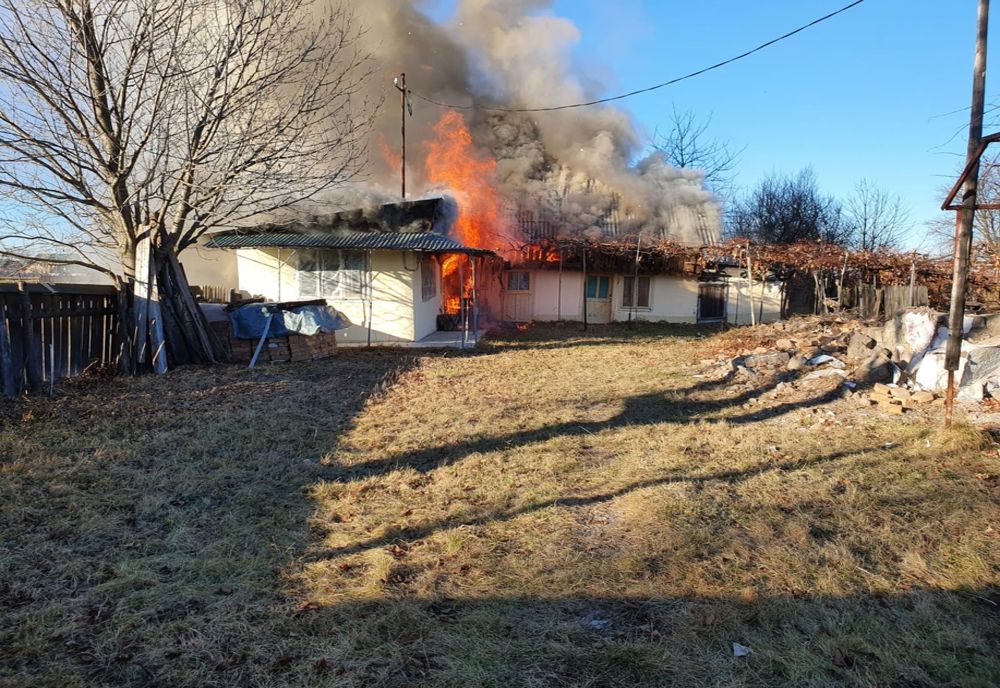 Gospodarie afectată de flăcări! Incendiul a pornit de la un scurtcircuit!