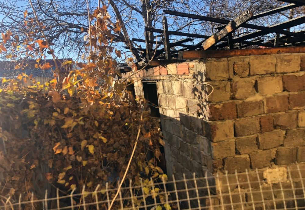 O țigară nestinsă, cauza unui incendiu la o casă din Piatra Neamț 