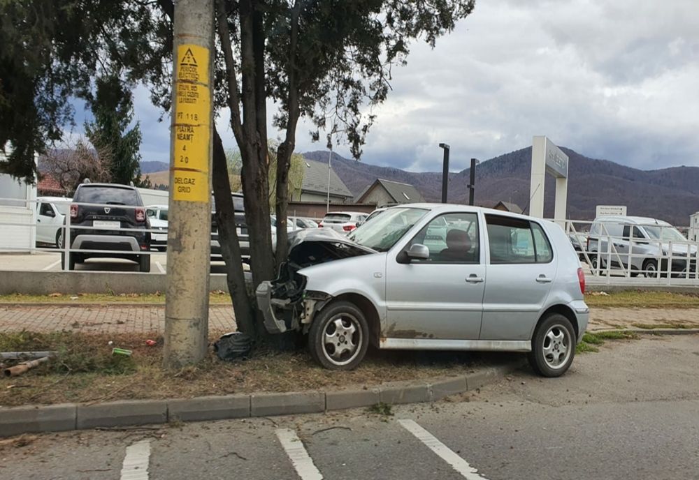 FOTO- S-a oprit cu mașina într-un copac! Șoferul octogenar a ajuns la spital