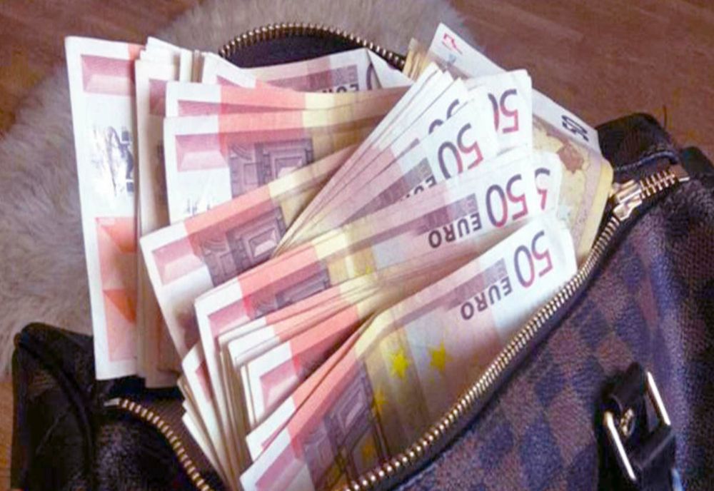 Un bărbat din Alba Iulia a păcălit o parohie din Neamț cu 28.000 de euro! Ce le-a promis șarlatanul