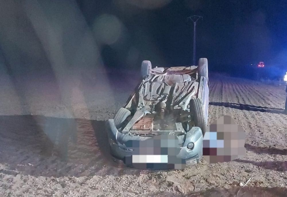 Șofer făcut zob după ce s-a răsturnat cu autoturismul