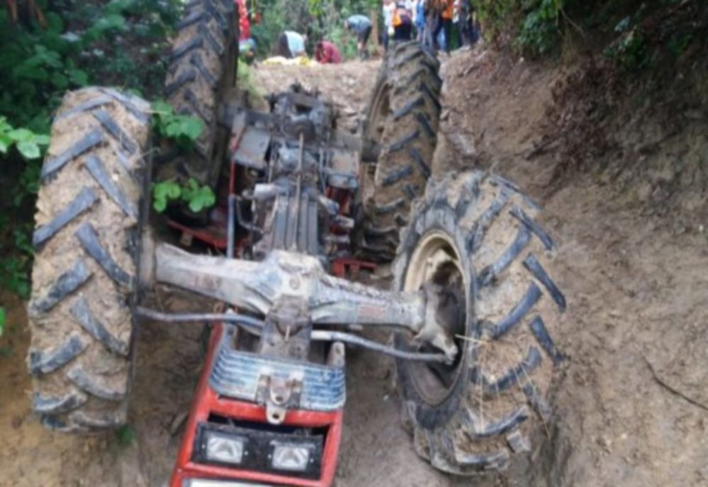 Un bărbat a murit strivit de un tractor