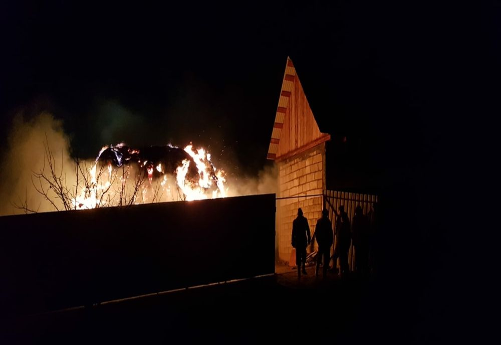 Incendiu de proporții la Ciurea. Au ars peste 100 de tone de plante furajere