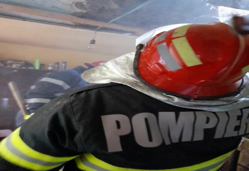 O lumânare uitată aprinsă, cauza unui incendiu din municipiul Piatra Neamț
