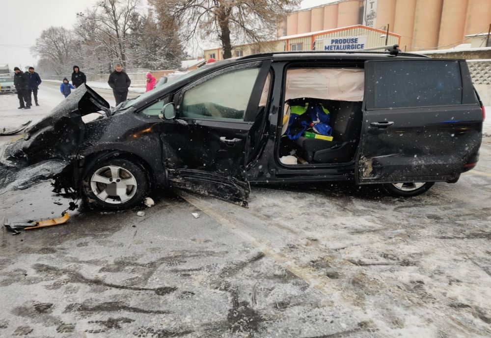Tamponare între două autoturisme și un autotren la Roman. Un bărbat a rămas încarcerat