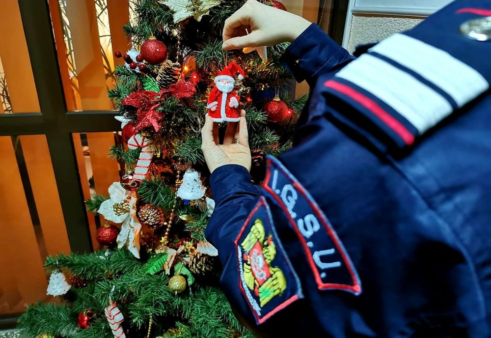 Măsuri de siguranță la împodobirea bradului. Sfaturi de la pompieri