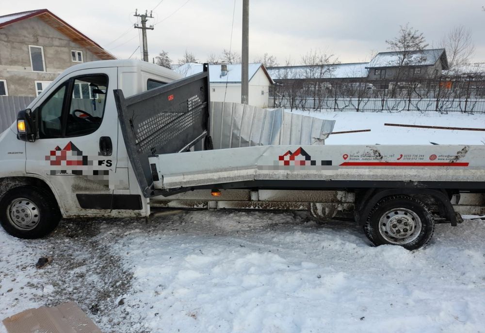 Un șofer forțat trecerea la nivel cu calea ferată și a fost aruncat într-un gard. Ce a pățit conducătorul auto