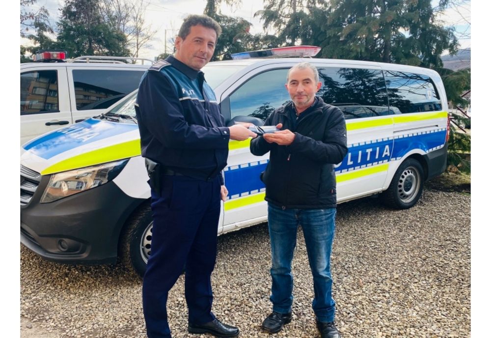 Gest frumos: un bărbat a găsit un portofel cu bani. A mers și l-a predat la poliție