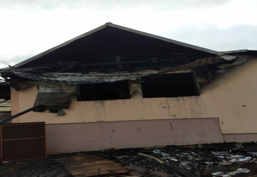 Atac de panică pentru o femeie care și-a văzut agoniseala de-o viață în flăcări