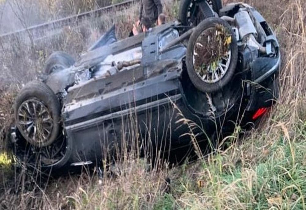 A pierdut controlul asupra direcţiei de mers şi s-a răsturnat! Șoferul, grav rănit