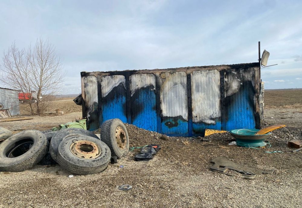 Un container și o autoutilitară, cuprinse de flăcări într-o balastieră