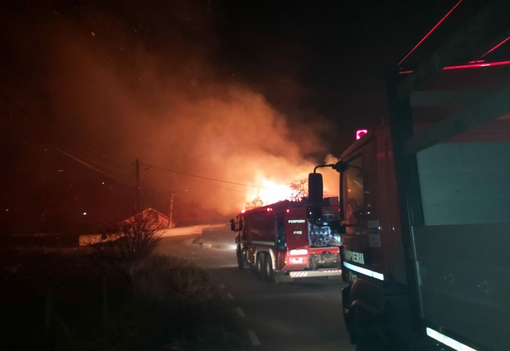 Misiune dificilă a pompierilor nemțeni din cauza vântului puternic! Focul a fost pus