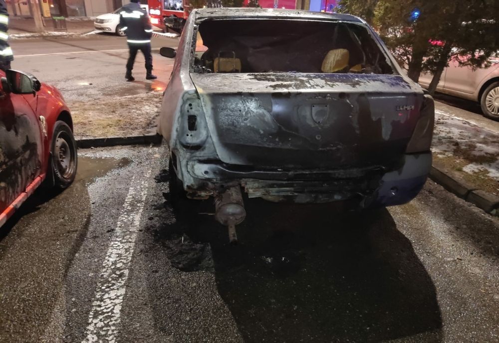 Incendiu într-o parcare din Roman! Două mașini, afectate