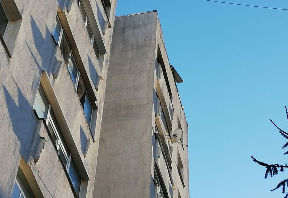 Vântul a desprins o tablă de pe acoperișul unui bloc cu 10 etaje din Piatra-Neamț