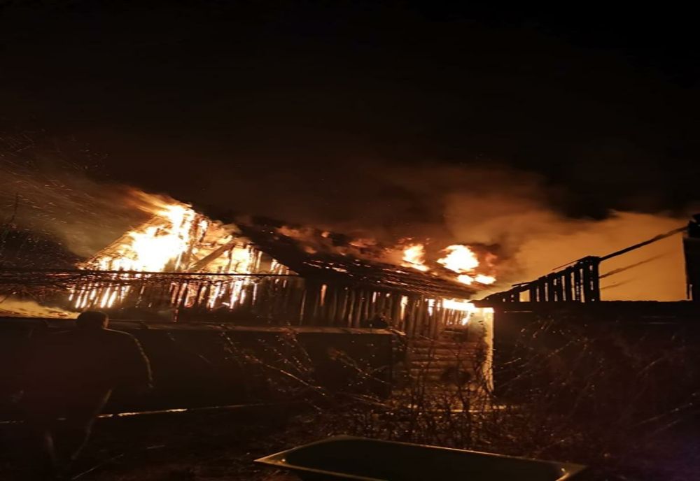 Incendiu violent la o gospodărie din Neamț! Patru persoane au suferit atac de panică
