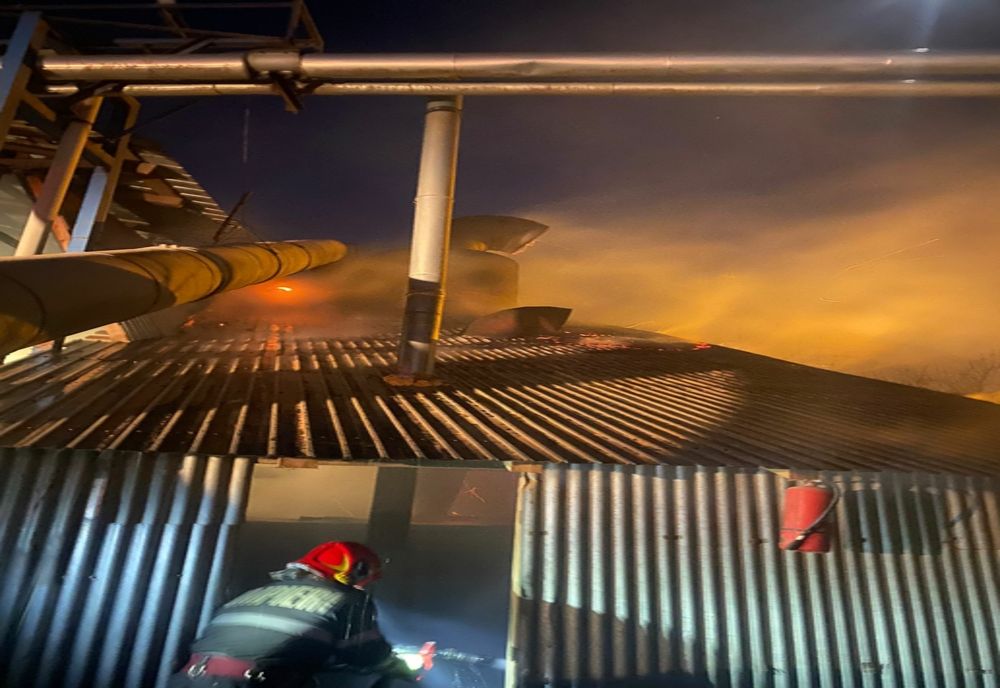 Incendiu la un operator economic din Roman