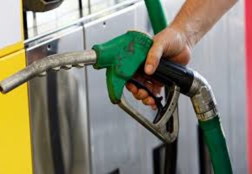 Doi tineri mergeau prin benzinării și furau ulei de motor