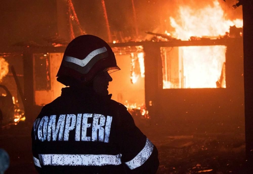 Un bătrân și-a pierdut viața în casa cuprinsă de flăcări