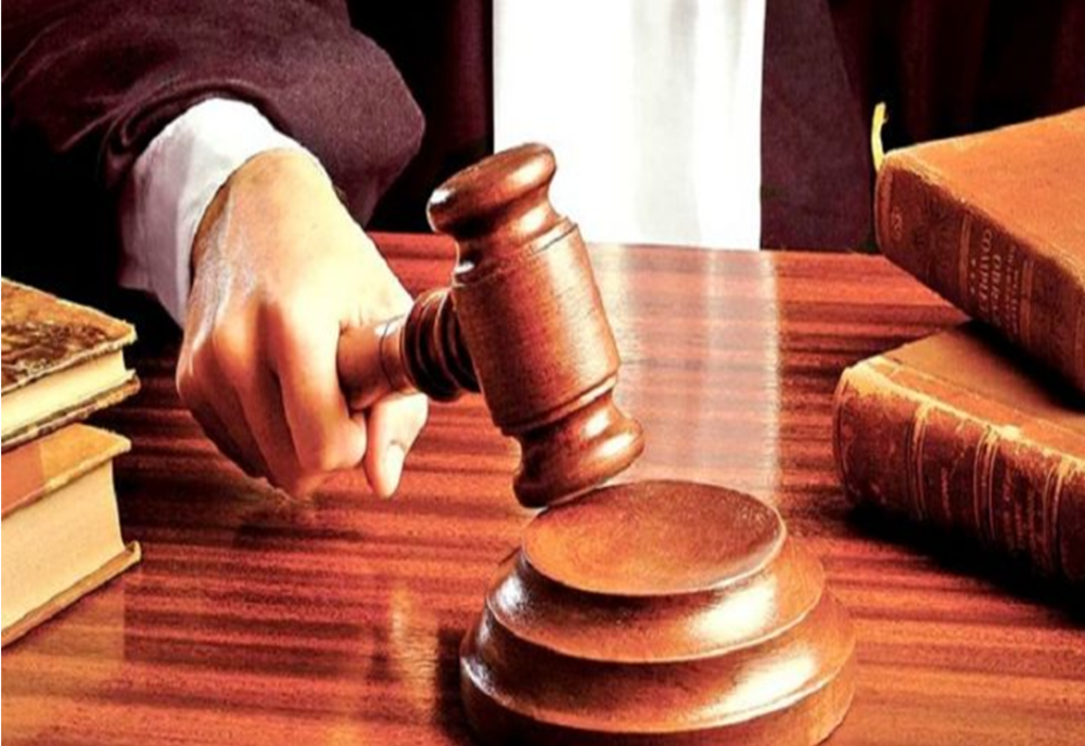 Control judiciar pentru un bărbat care a agresat mai mulți tineri pe terasa unui bar