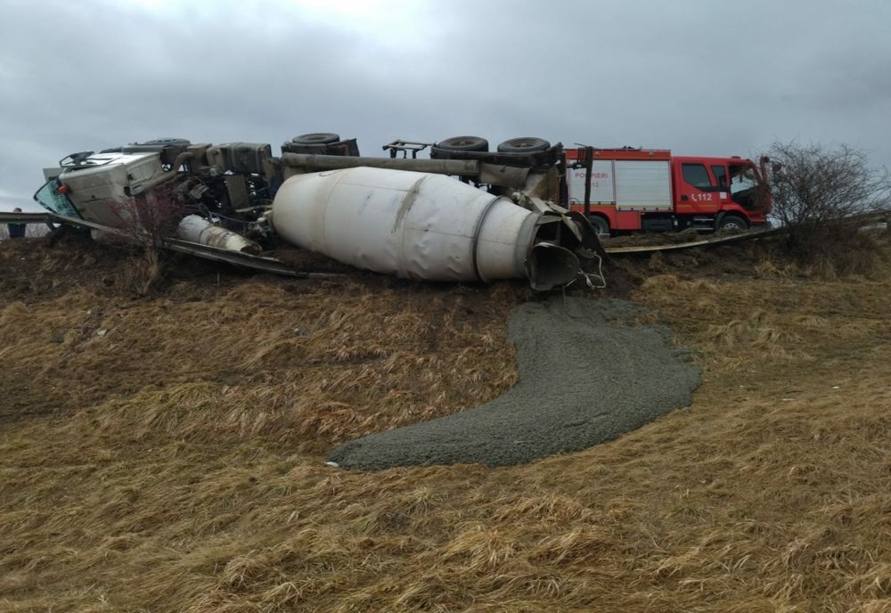 Autobetonieră, răsturnată pe un drum din Neamț