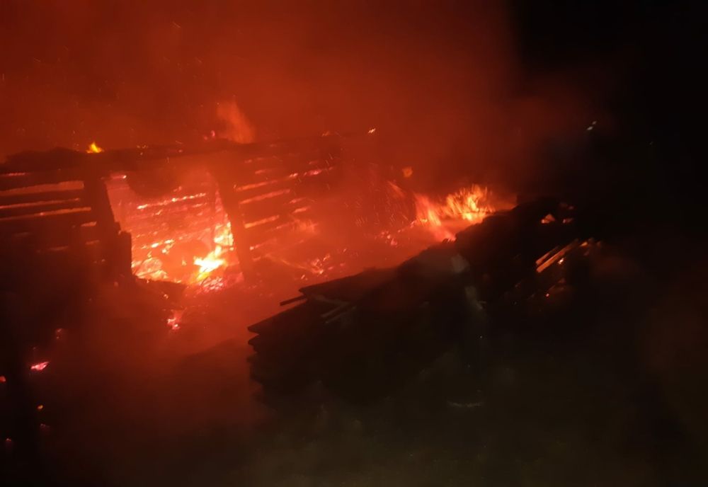 Incendiu puternic la o gospodărie din Neamț din cauza unei afumători