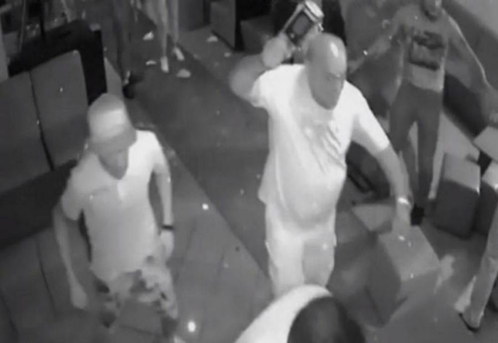 A început să lovească persoanele aflate pe o terasă! Una dintre victime are 16 ani