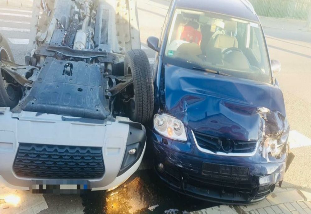 Nu a oprit la STOP și a provocat accident! Două persoane au ajuns la spital