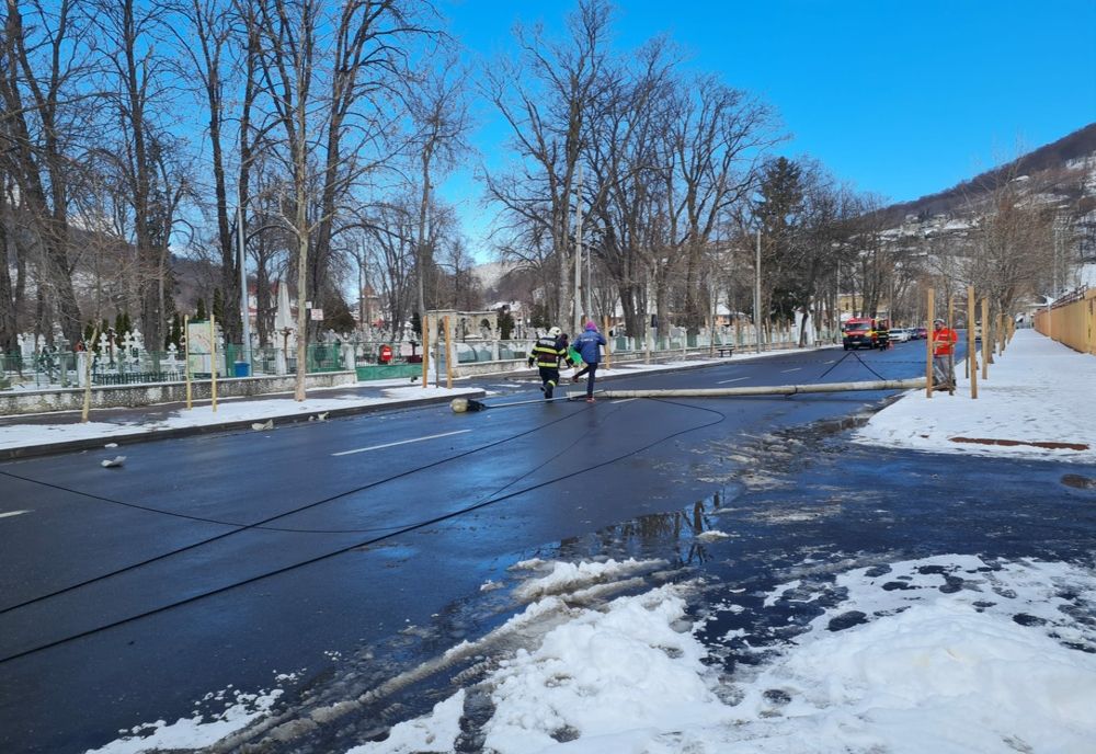 ATENȚIE! CAD STÂLPI!