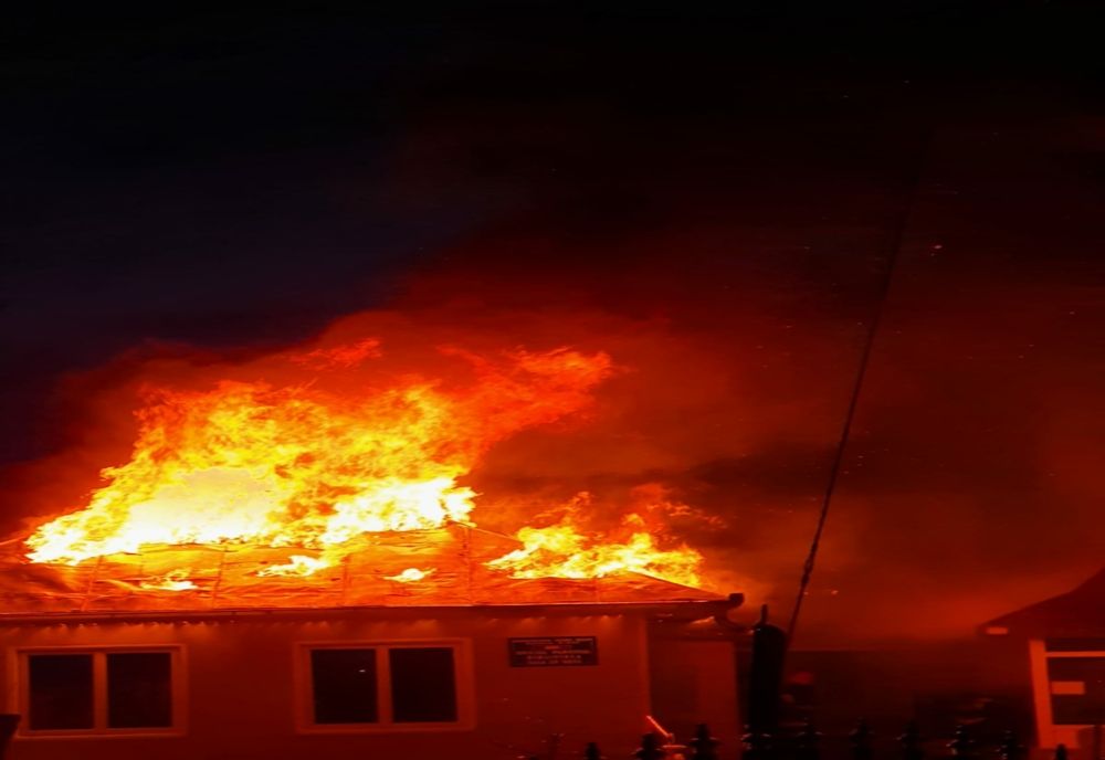 FOTO | Biserică salvată de la un incendiu care se putea propaga de la casa praznicală