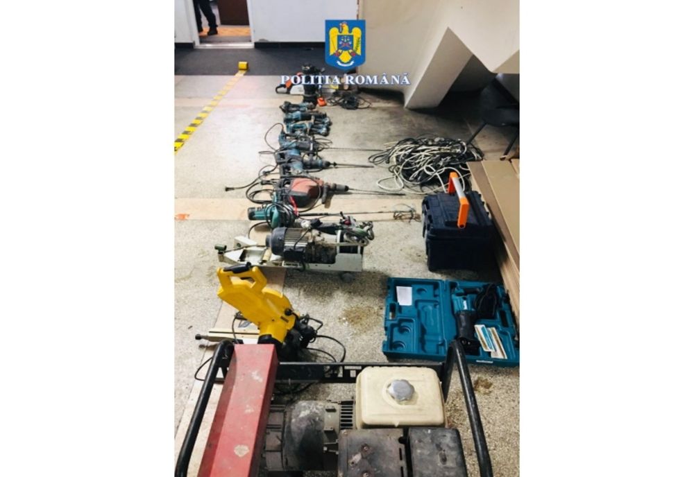 Au spart magazia unei societăți comerciale și au furat scule electrice de peste 25.000 de lei