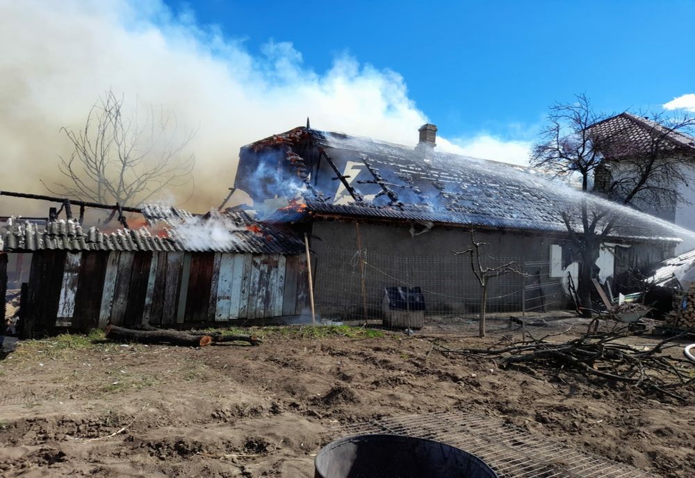 Curățenia de primăvară a produs incendiu la o gospodărie din orașul Târgu Neamț