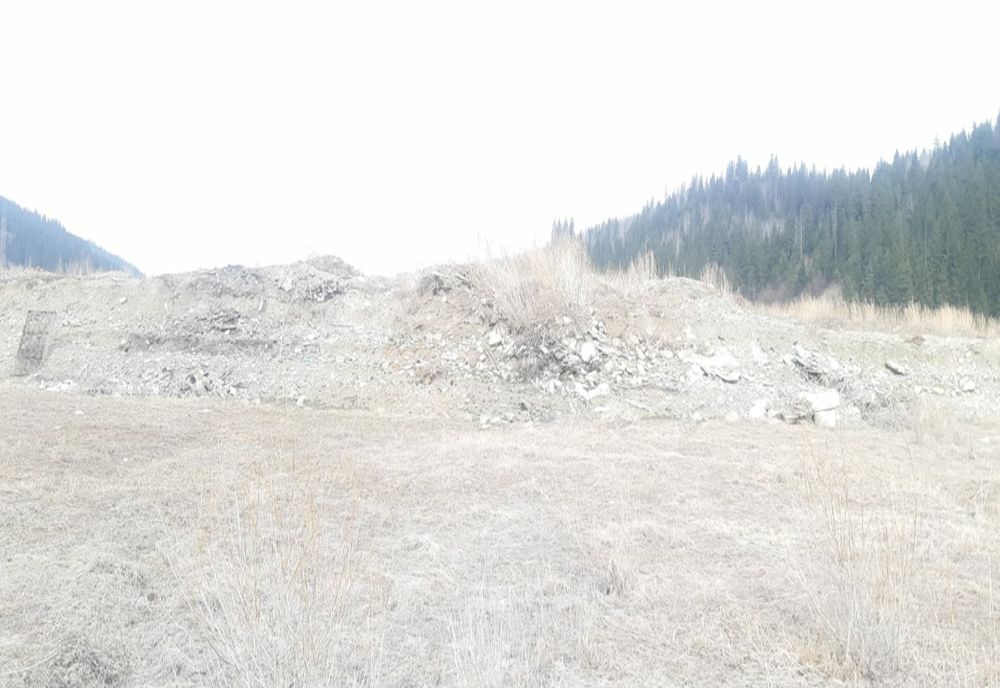 Atentat la mediul înconjurător, în albia Lacului Izvorul Muntelui