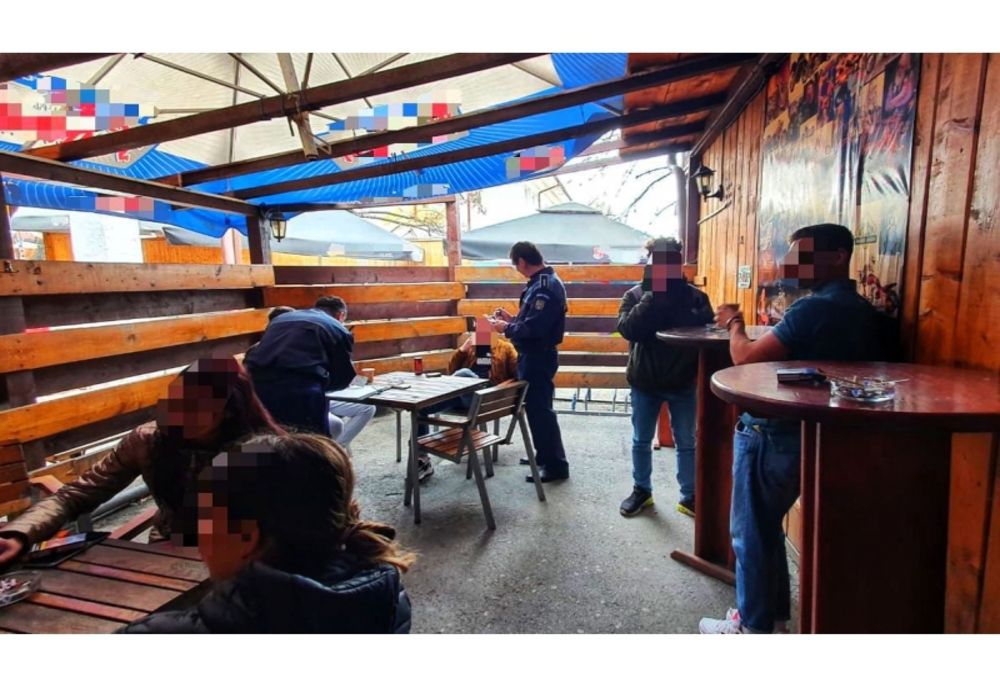 Elevii care chiuleau ieri de la ore, luați la întrebări de polițiști. Ce au găsit asupra unuia dintre ei