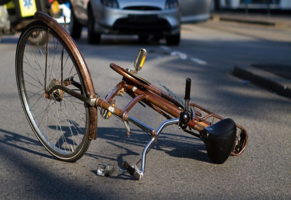 Octogenar pe bicicletă, victima unui accident rutier! Cine a fost vinovat
