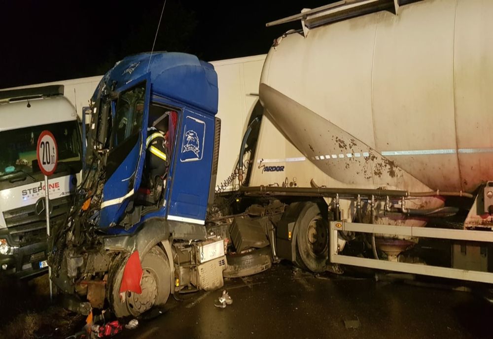 Accident rutier la Tețcani: două Tir-uri s-au ciocnit frontal