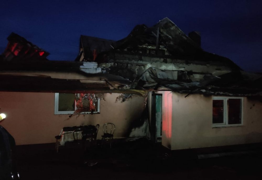 Casă distrusă de flăcări! Focul a pornit din cauza unor scântei provenite de la folosirea unui aparat electric pentru tăiere 