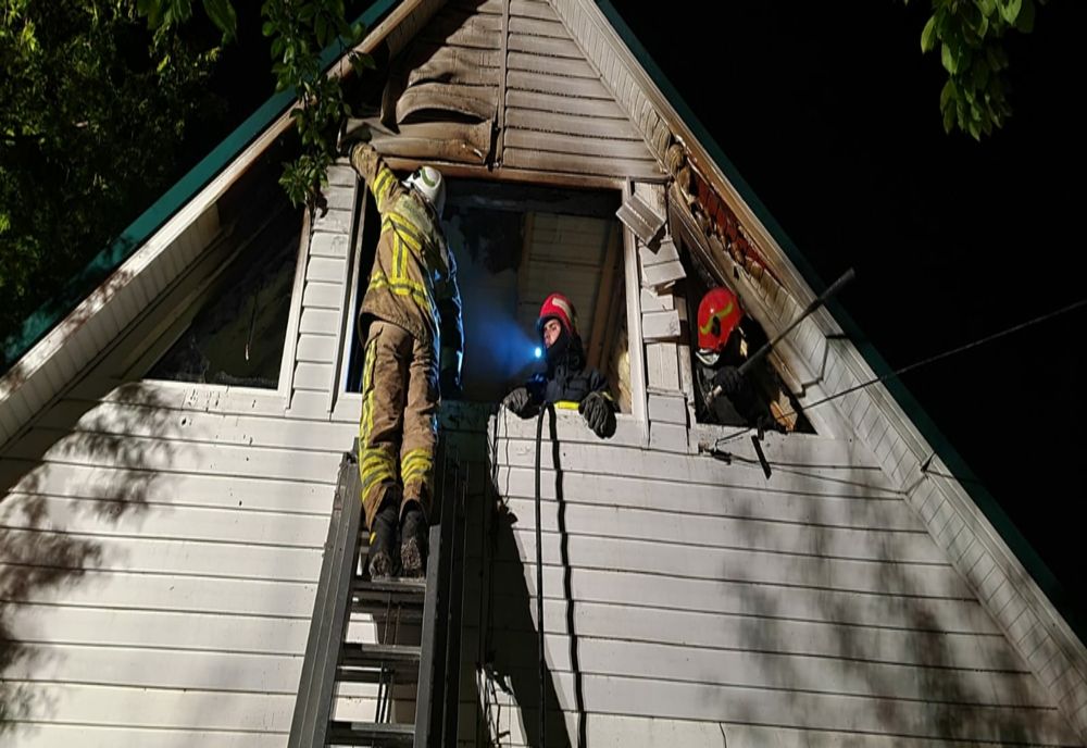 Nu a stins țigara și și-a dat foc la cameră