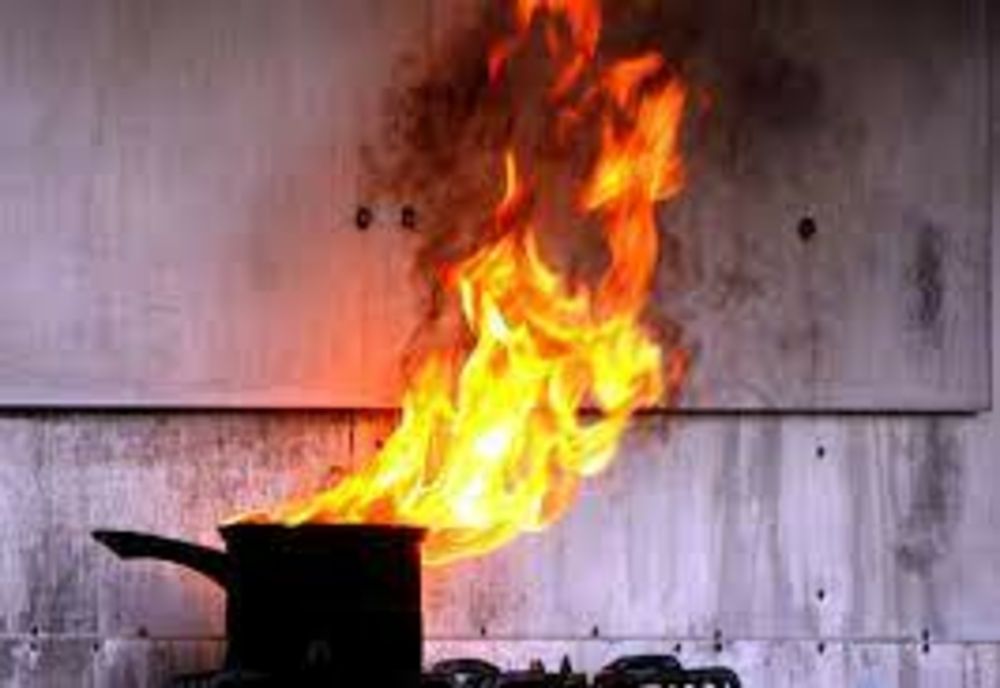 O oală uitată pe aragaz, motiv de panică pentru locatarii unui bloc din Piatra Neamț