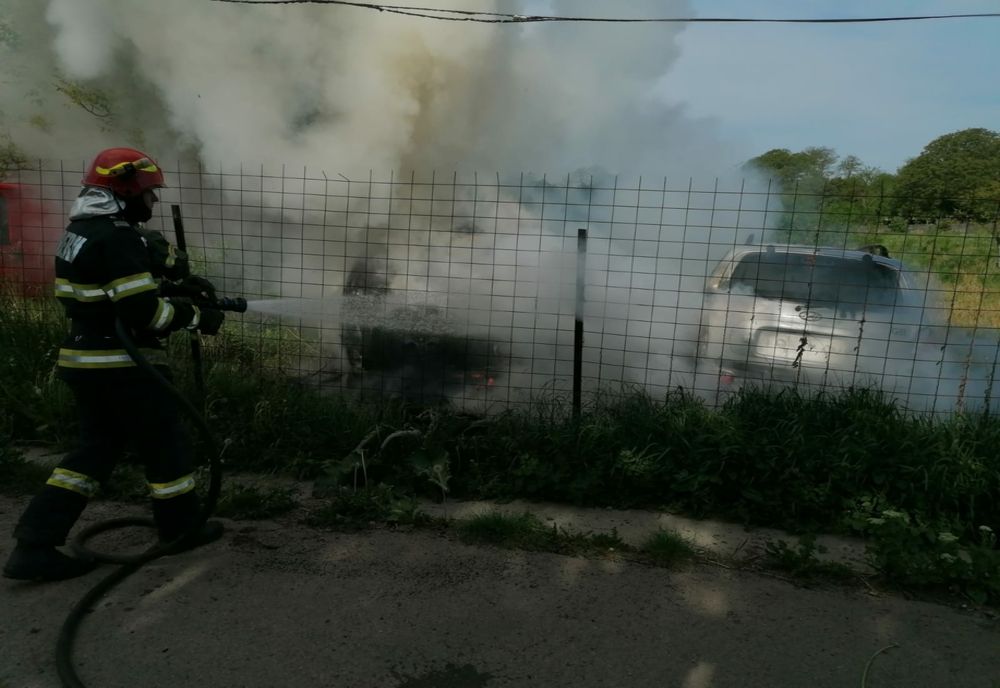 O țigară aruncată la întâmplare a produs un incendiu într-un parc de dezmembrări auto