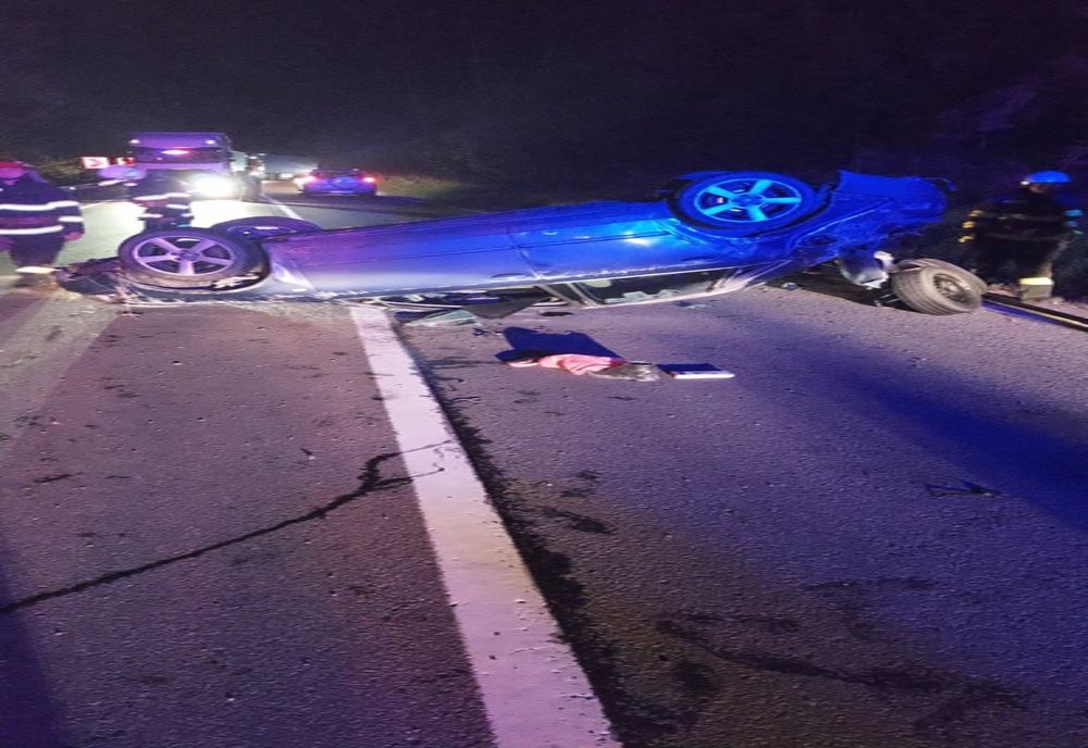 Accident pe un drum din Neamț! O mașină s-a răsturnat pe cupolă