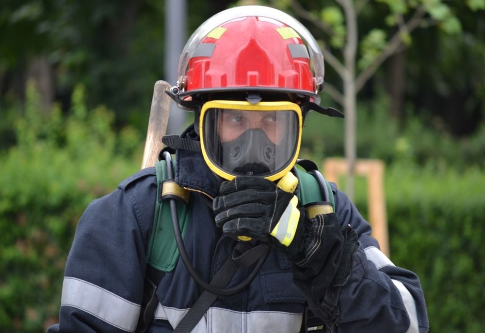 Un apartament din Roman, la un pas să se facă scrum din cauza unei lumânări