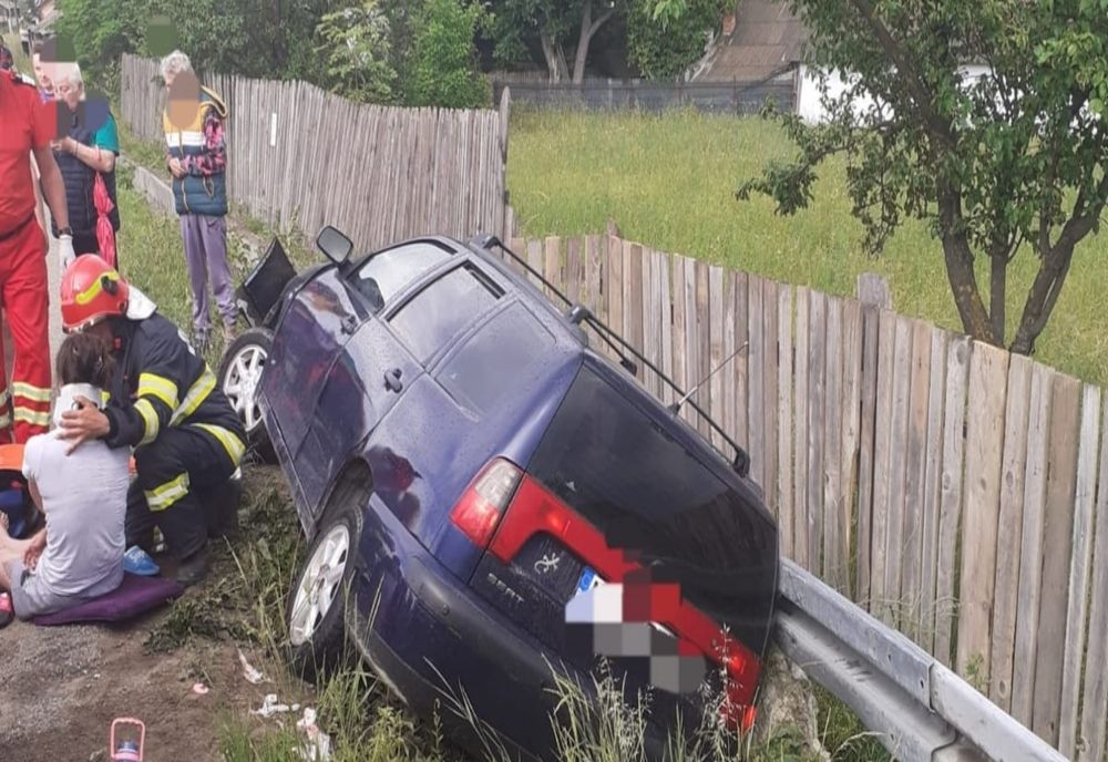 Trei persoane au ajuns la spital după ce mașina în care se aflau s-a oprit într-un șanț