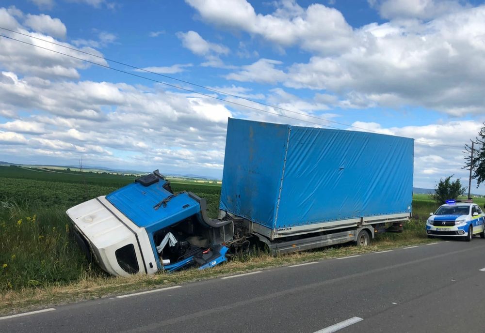 Autocamion răsturnat pe un drum județean din Neamț