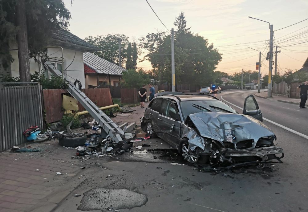”De la bal, la spital”- Un șofer beat s-a oprit cu mașina în stâlp