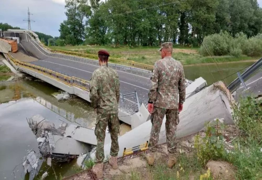 20 de oi au fost prinse sub podul prăbușit din Neamț - 4 au fost salvate de pompieri